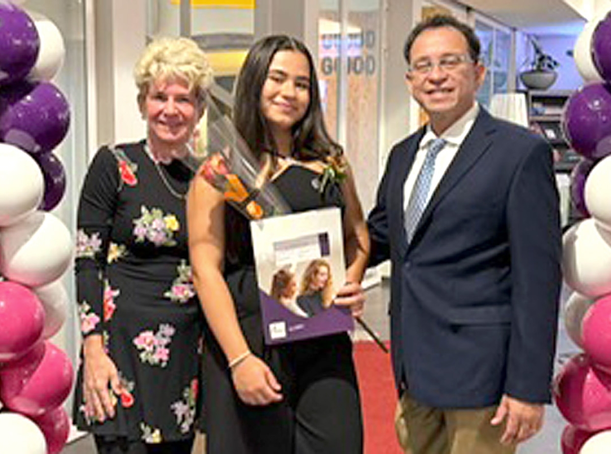 Laura a gradua na Tilburg na Hulanda